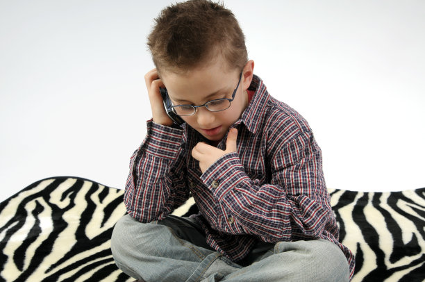 小男孩拿着手机。＃2图片下载