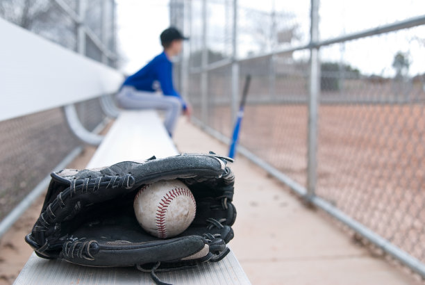棒球和手套的特写镜头，男孩失去了焦点图片下载