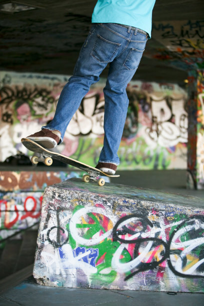 滑板者和涂鸦图片下载