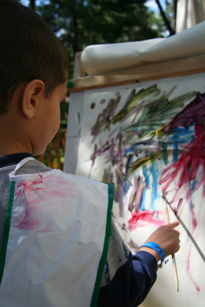 男孩正在画画图片下载