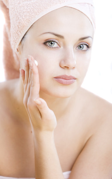 年轻女子涂抹面霜图片下载