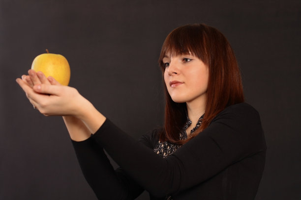 拿着苹果的女孩图片下载