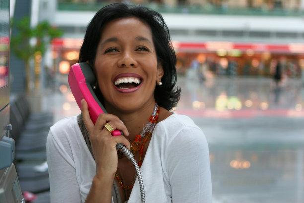 一个漂亮的女孩正在聊电话图片下载