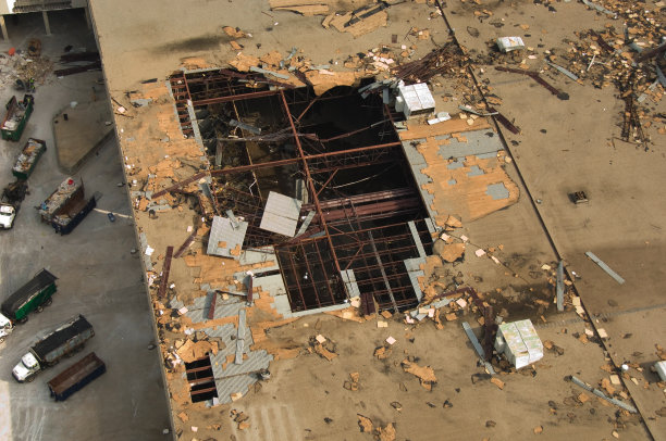 GWCC龙卷风破坏屋顶图片下载