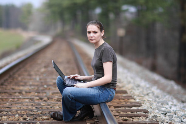 妇女和笔记本电脑图片下载