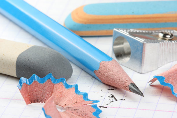 铅笔，卷笔刀和两个橡皮擦图片下载