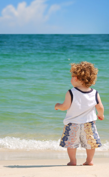 孩子在沙滩上图片下载