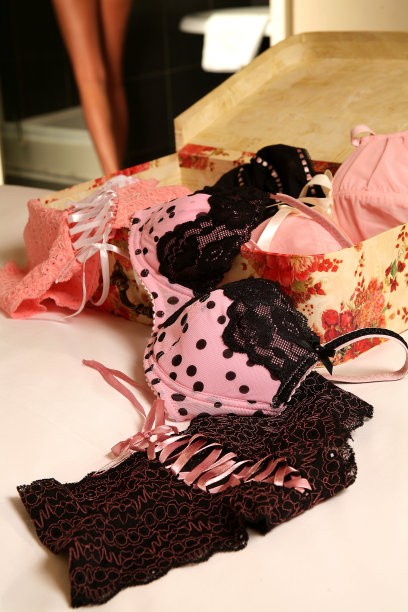 内衣在床上图片下载