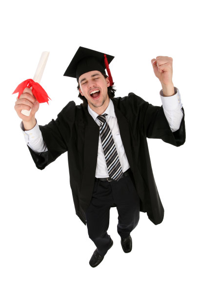 穿着毕业长袍的男人紧握着拳头图片下载