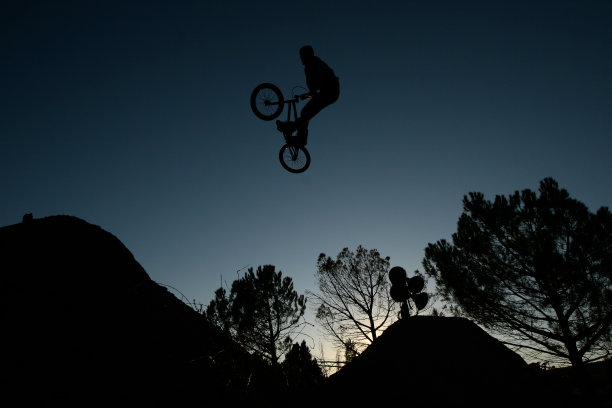 黄昏的小轮车车手图片下载