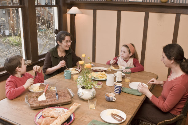 家庭在早餐桌上图片下载