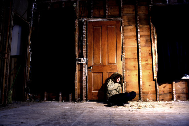 废弃房子里的女孩图片下载