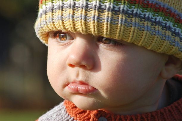 胖乎乎的小屁孩图片下载