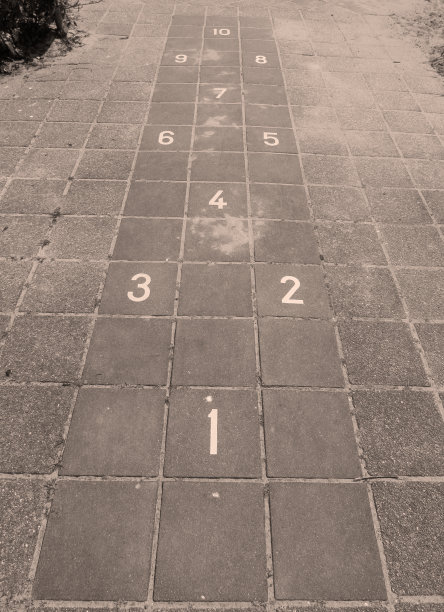 在操场上跳房子图片下载