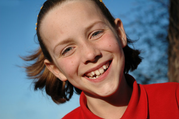 年轻女孩给厚脸皮的笑容图片下载