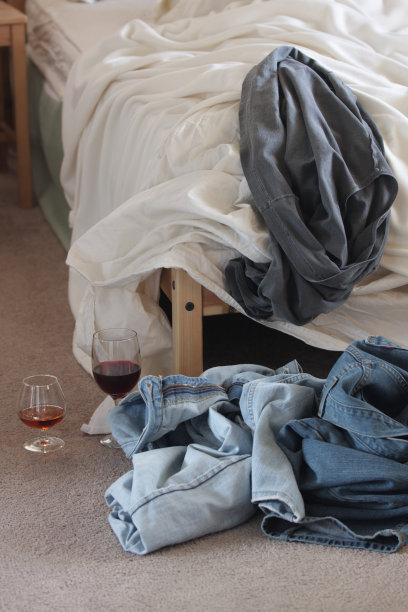 一张床两个人(早上)图片下载