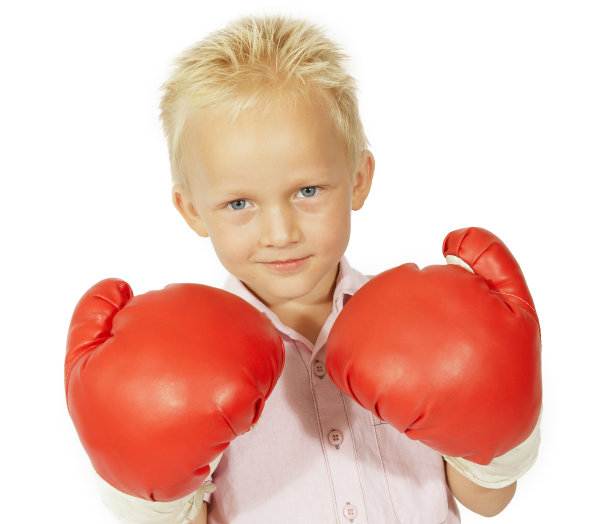 小男孩戴着大拳击手套微笑着图片下载