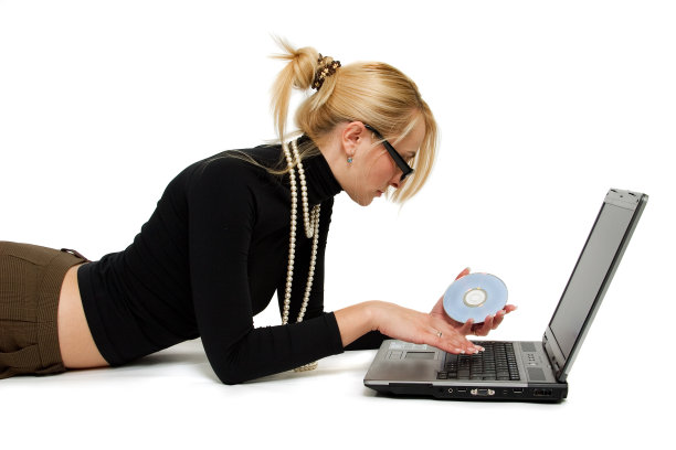 拿着笔记本的金发美女。图片下载