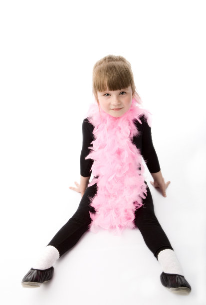 粉红色领口的小女孩。图片下载