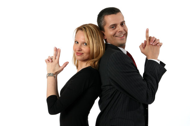 一对手持手枪的夫妇图片下载