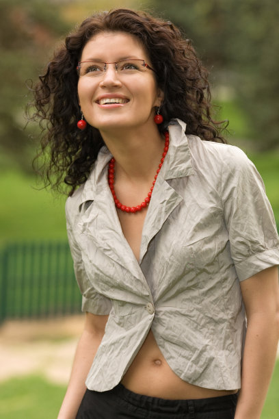 戴着眼镜的黑发美女图片下载