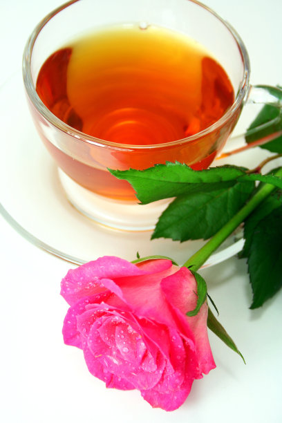 玫瑰和一大杯红茶图片下载