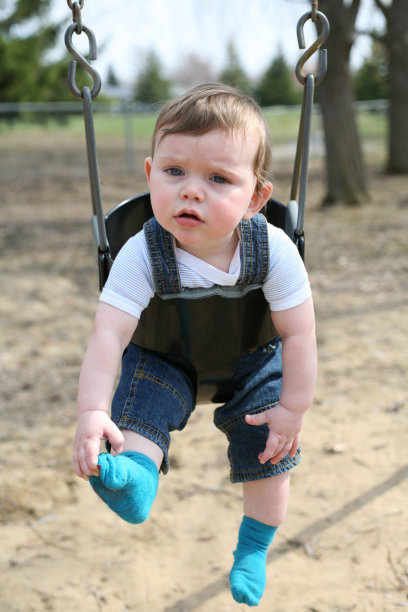 玩秋千玩得很开心图片下载