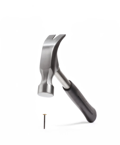 锤子敲击一个钉子孤立的白色背景。图片下载