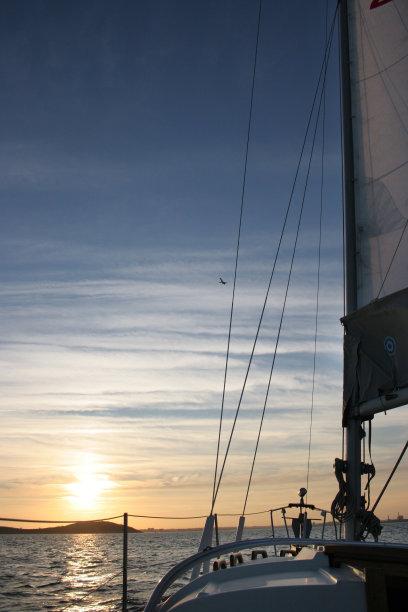 航行在日落时分图片下载