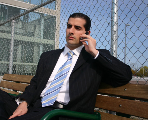 坐在长椅上的男人图片下载