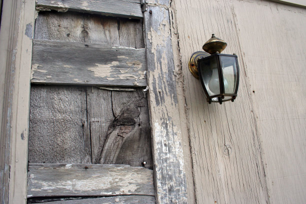 旧房子和户外灯图片下载