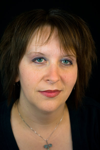 一个有着绿色眼睛的女人的肖像图片下载