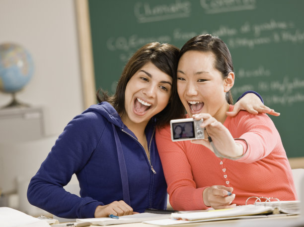 年轻女性在自拍图片下载