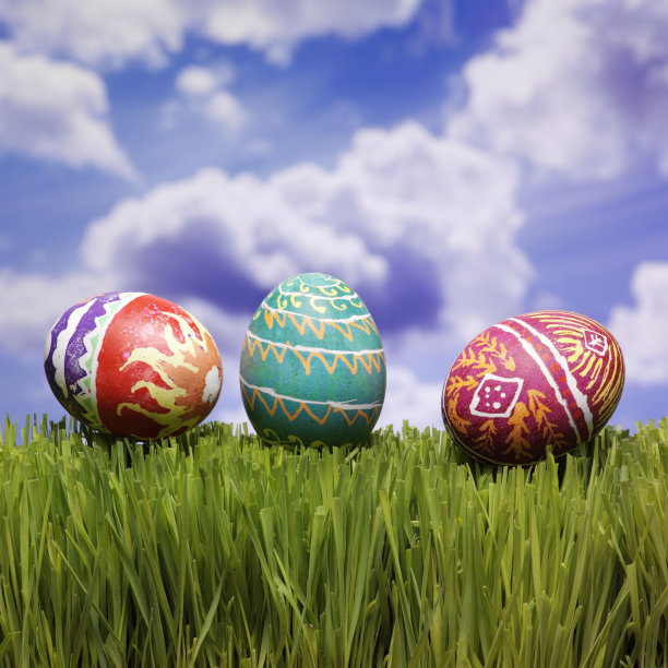 草地上的复活节彩蛋图片下载