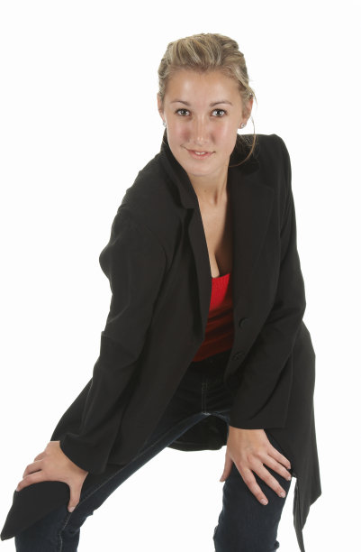 手放在膝盖上的年轻女孩图片下载