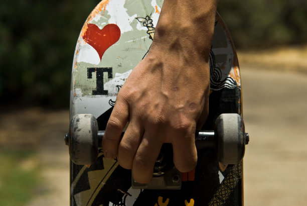 手拿着滑板图片下载