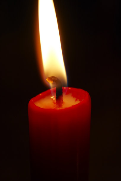 点燃的红色蜡烛图片下载