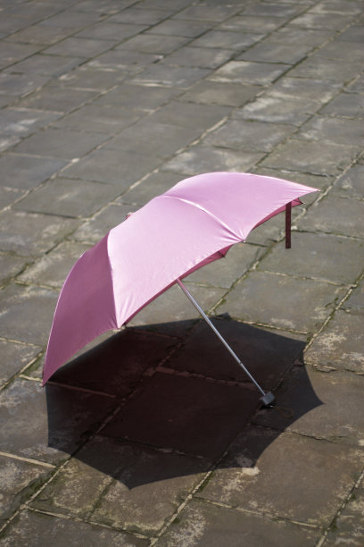放弃了粉红色的雨伞图片下载