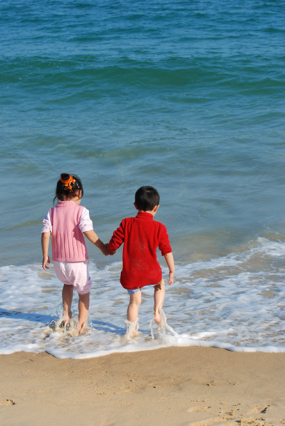 年轻的孩子们玩耍图片下载