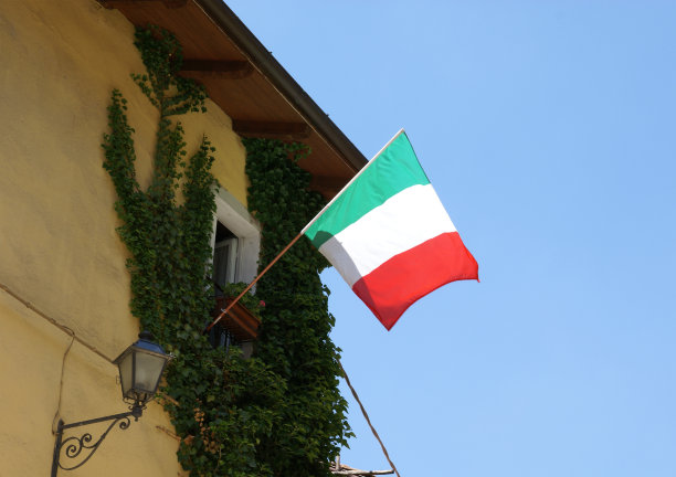 建筑上的意大利国旗图片下载