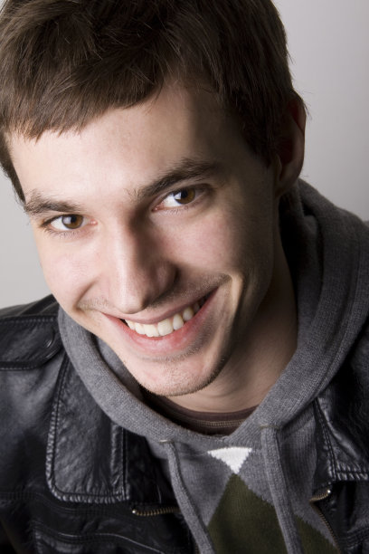 英俊的年轻人微笑着图片下载