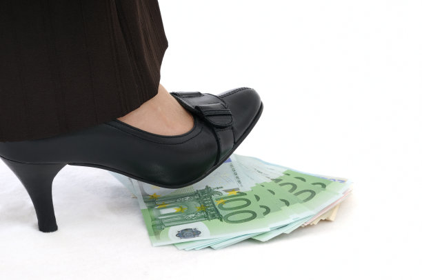 女人的腿踩在钱上图片下载