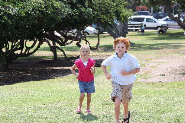 在公园里奔跑的孩子们图片下载