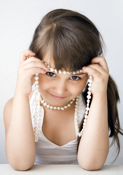 带珠的女孩图片下载