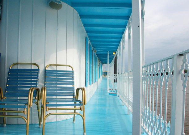 沿着船甲板观察图片下载