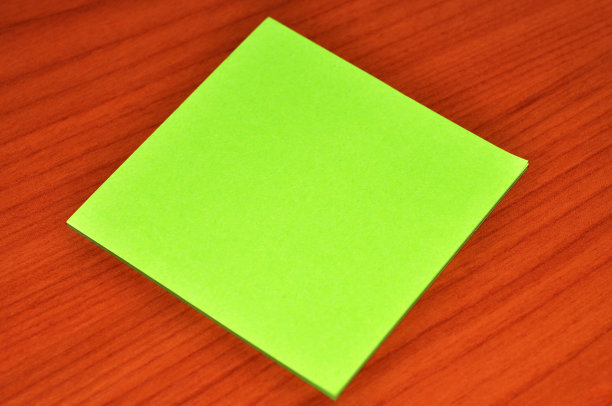 贴在木桌上图片下载