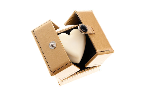 金色盒子里的白巧克力心图片下载