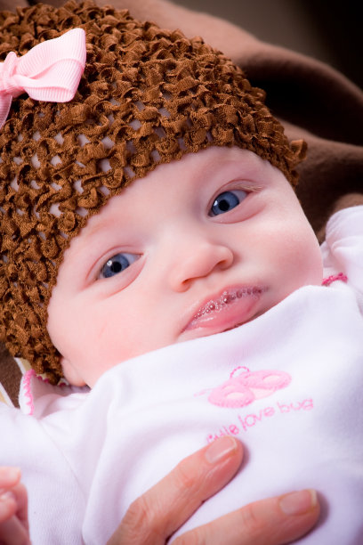 小女孩吹着泡泡图片下载