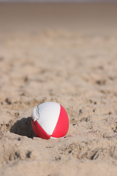 沙滩上的红色足球图片下载