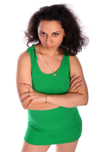 卷头发的女孩在绿色交叉的双手图片下载